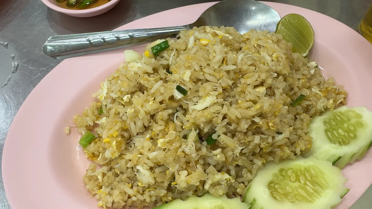 Pinne di squalo eccezionali a Yaowarat, Bangkok｜Hengdee (興利): brodo chiaro e delizioso riso saltato al granchio
