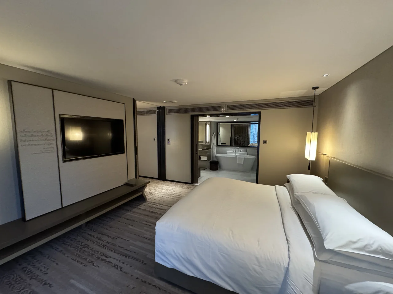 ホテルの寝室は浴室と連結