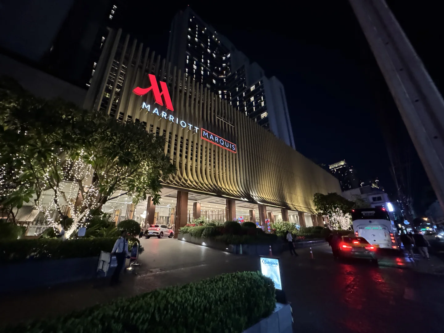 バンコク・マリオット・マーキス・クイーンズパーク宿泊記｜大型プール・朝食ビュッフェ・屋外ラウンジ